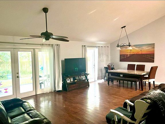 3rd image of 1004 Willa Lake Cir