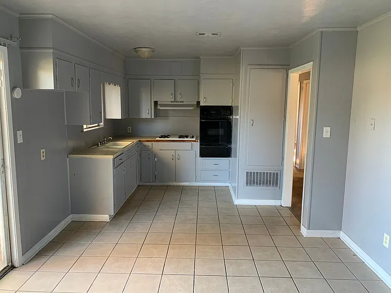 3306 Valley View Dr — Photo 3
