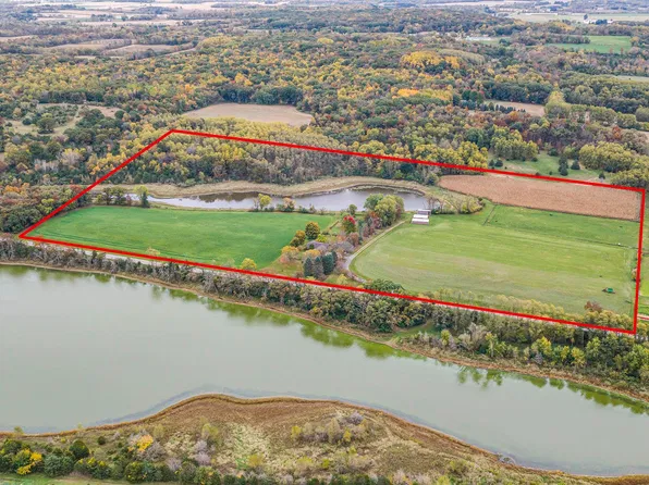 W5825 Barry Rd, Pardeeville, WI 53954