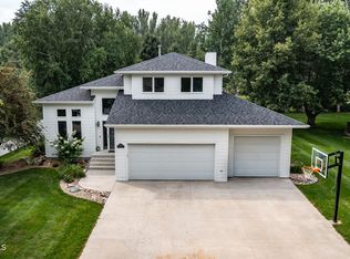521 Munich Dr, Bismarck, ND 58504