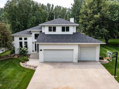 521 Munich Dr, Bismarck, ND, 58504