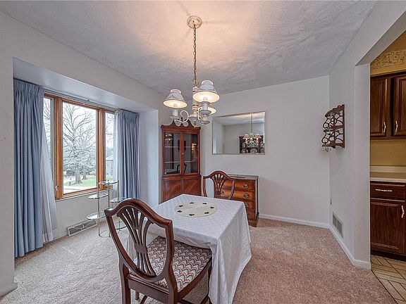 4th image of 352 Hawthorn Ct
