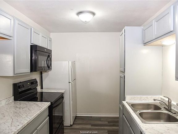 3rd image of 700 Navarro Dr #A-d