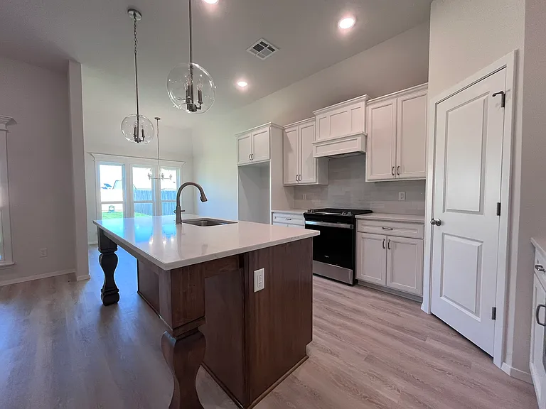12406 S Lakewood Ave — Photo 10