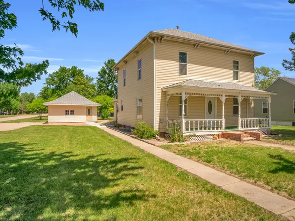 105 E 1st St, Shelton, NE 68876