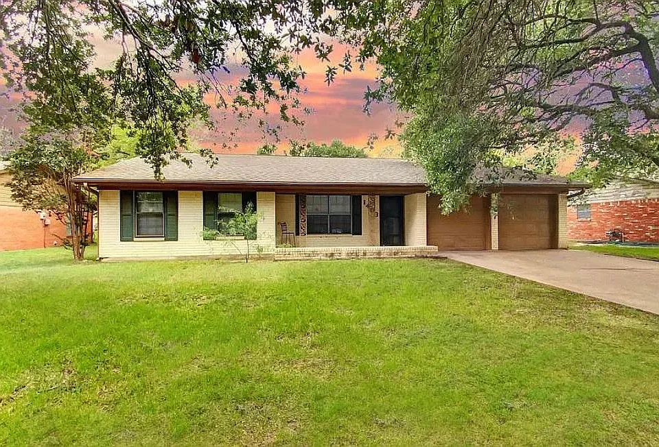 1403 Village Dr