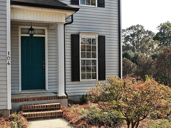 4th image of 104 N Willow Ct