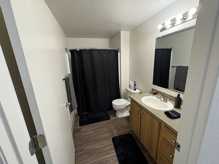 Windsor Manor Apartments — Photo 8