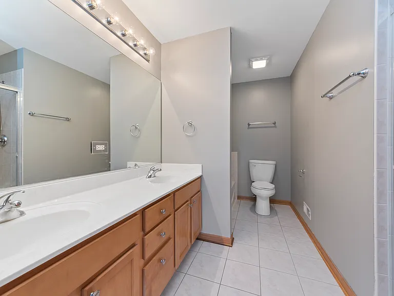 690 Lincoln Station Dr — Photo 14