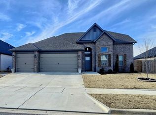 527 N Drewrys Bluff Dr, Fayetteville, AR 72704