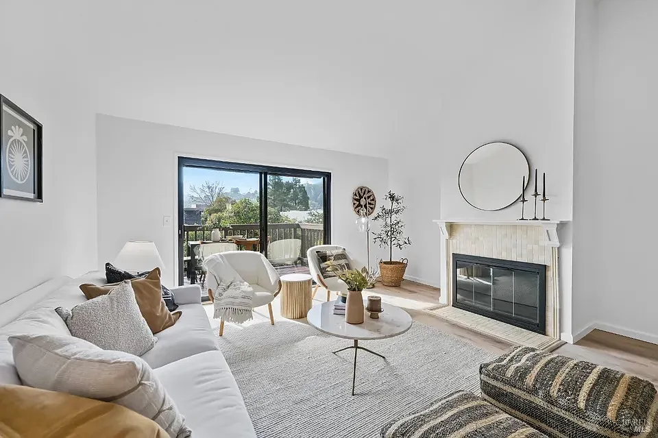 2 bed, 1.5 bath, 1120 sqft, $4,550 — Photo 3