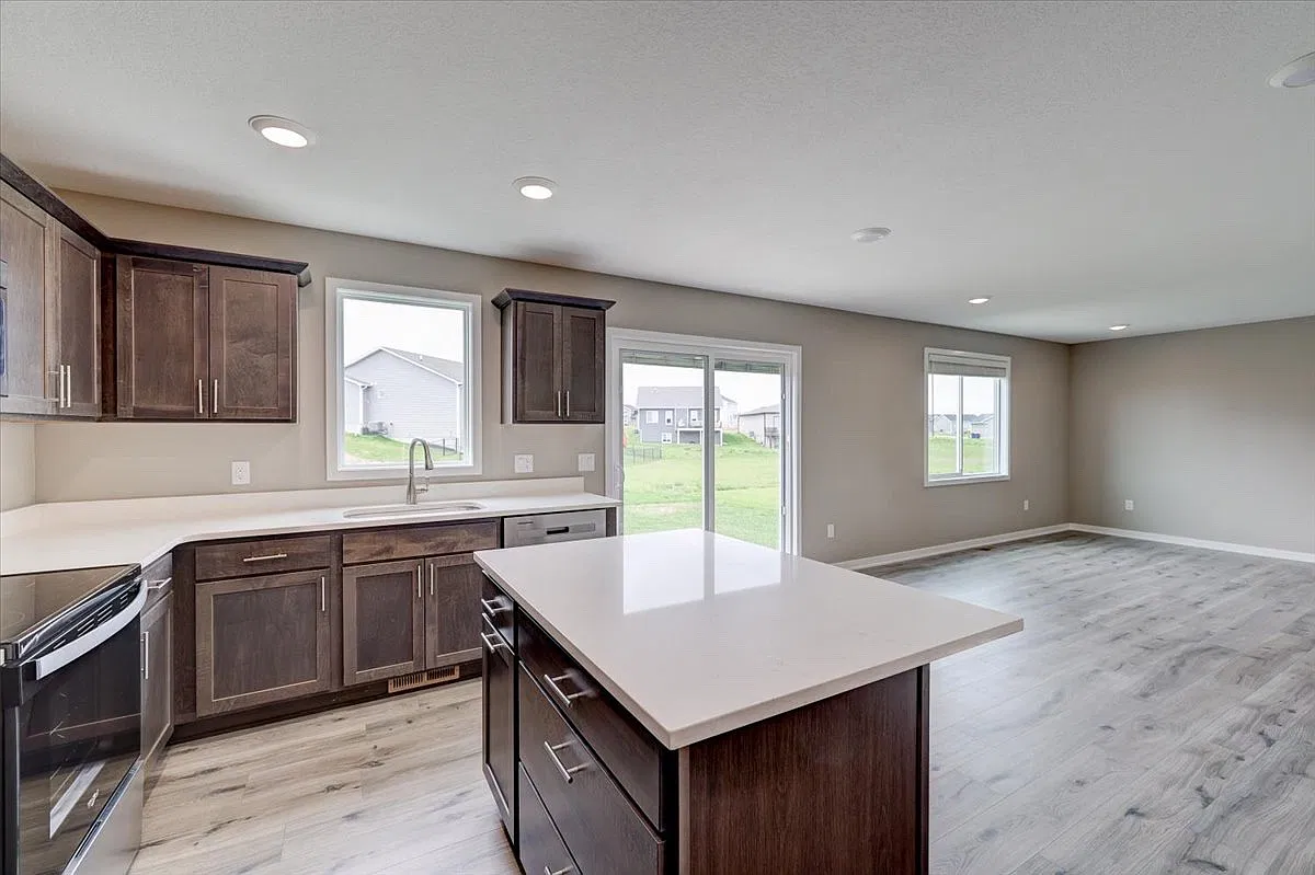 4 bed, 2.5 bath, 1672 sqft, $2,100 — Photo 2