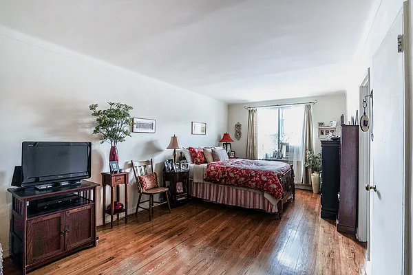 Sold by Universal Realty Group | media 9