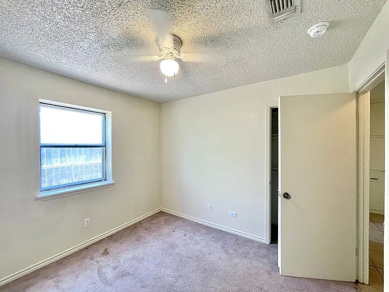 704 N 19th St — Photo 15