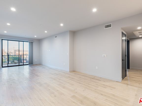 2nd image of 900 Wilcox Ave Penthouse 4