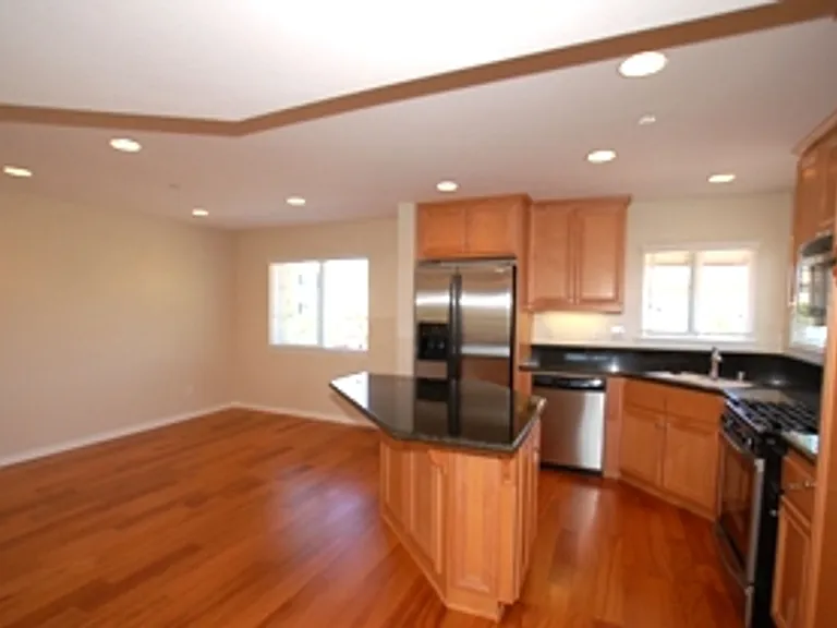 1045 Loretta Ln — Photo 5