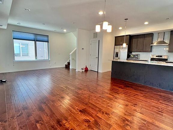 2nd image of 2122 Kensington Walk