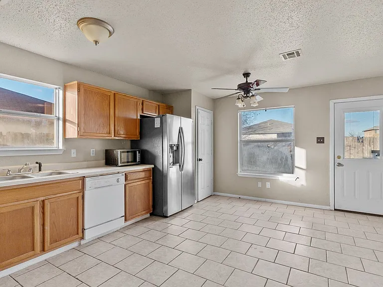 2313 Garrett Dr — Photo 3