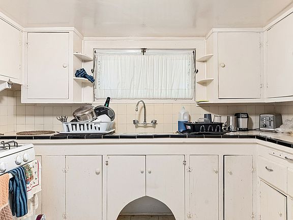2nd image of 812 W 1st St APT 1