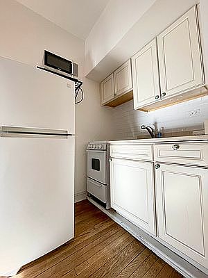 4th image of 449 W 56th St APT 3D