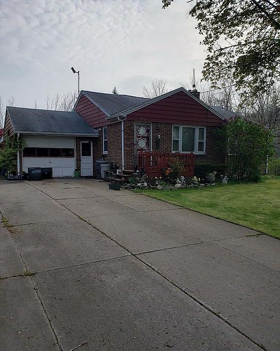 2nd image of 976 S Brookside Dr