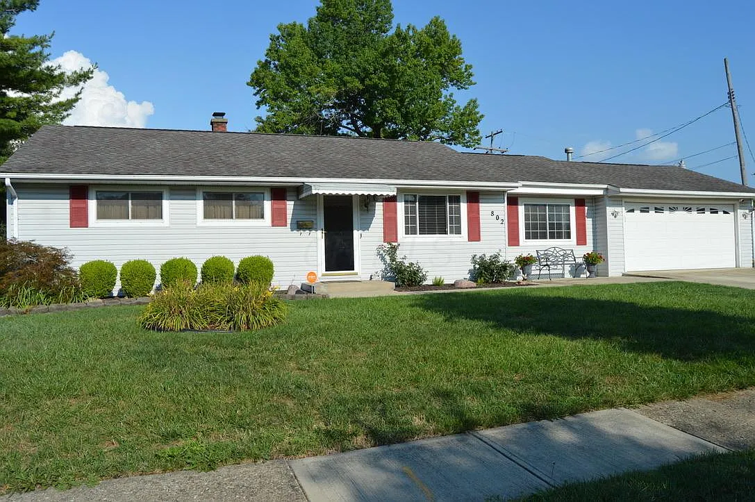 802 Stephen Dr W photo 1