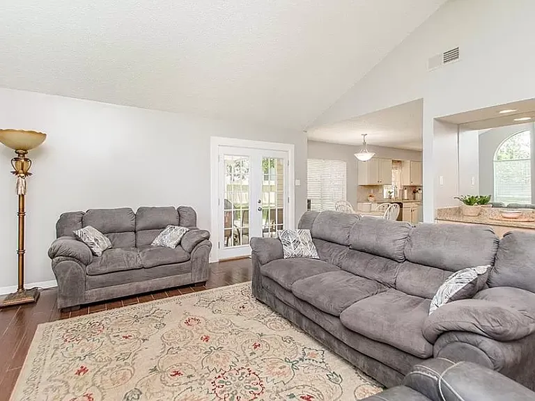 105 Larchwood Dr — Photo 34