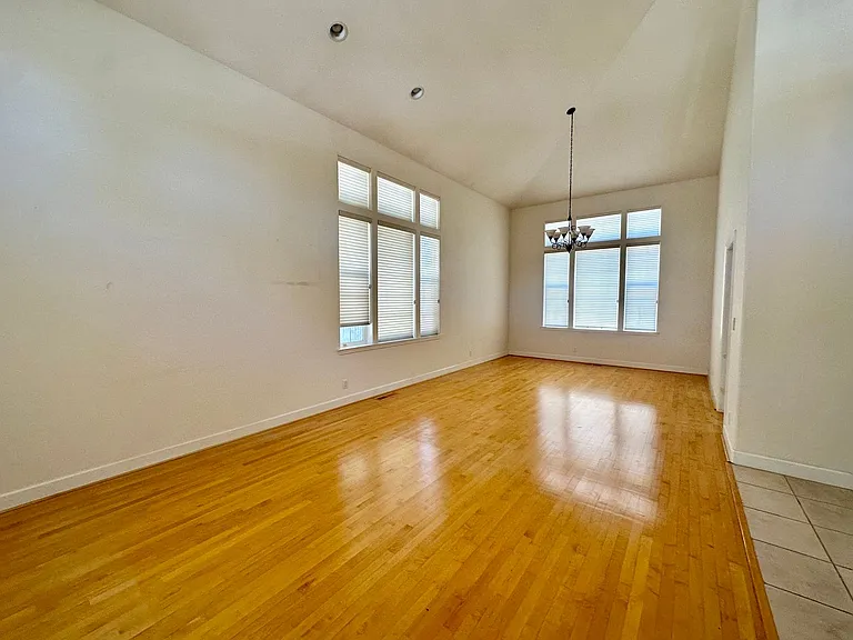 388 Knowles Dr — Photo 6