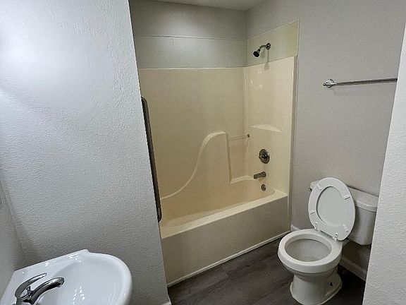 5th image of 307 Decker St