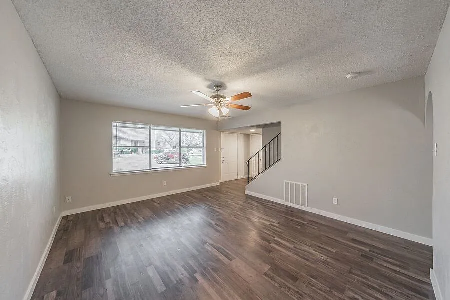 Spacious Updated Townhome - 1440sf — Photo 4