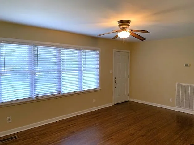 3 bed, 1.0 bath, 1275 sqft, $1,450 — Photo 2