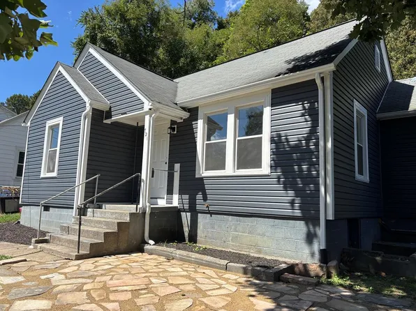 721 Broad St, Mount Hope, WV 25880