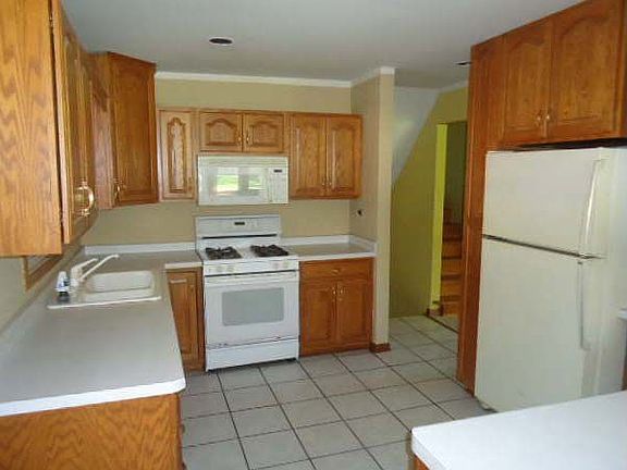 5th image of 213 E Montrose Ave