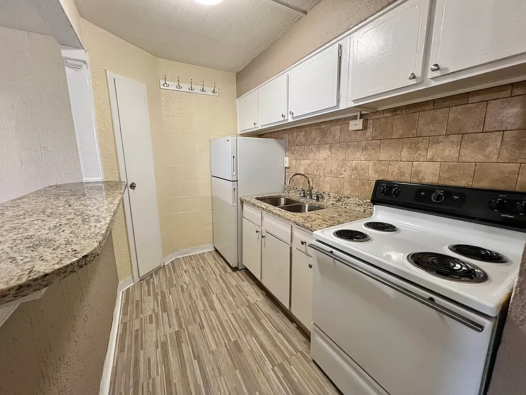 Heather House Apartments — Photo 23