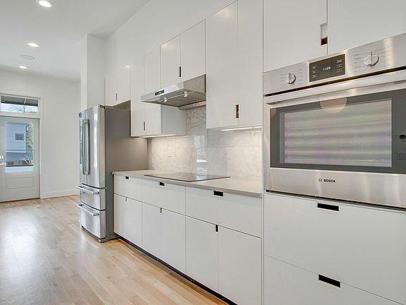 carrrara marble backsplash, vent hood really works...