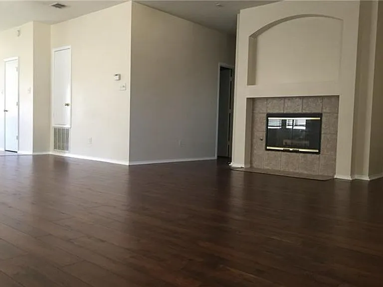 2204 Hickory Dr — Photo 4