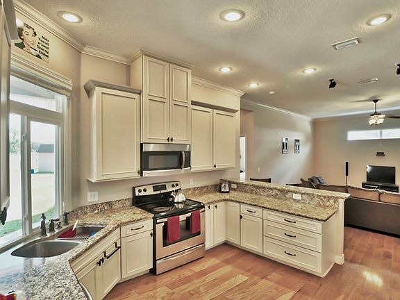 Beau ktchn w/ brkfst bar 