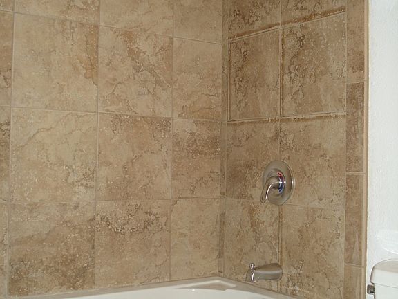 Secondary Bath w/Jetted Tub