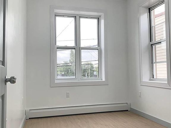 5th image of 3613 Greenpoint Ave