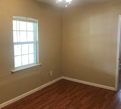 5th image of 313 E Avenue Q
