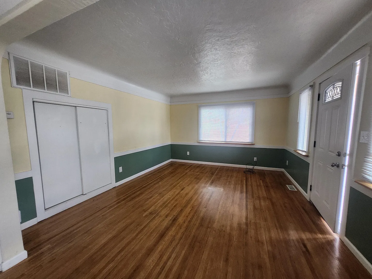 2 bed, 1.0 bath, 900 sqft, $1,600 — Photo 3