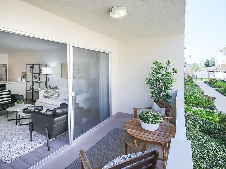 Park View on Yukon apartment balcony fully furnished