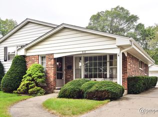 818 S Saylor Ave, Elmhurst, IL 60126