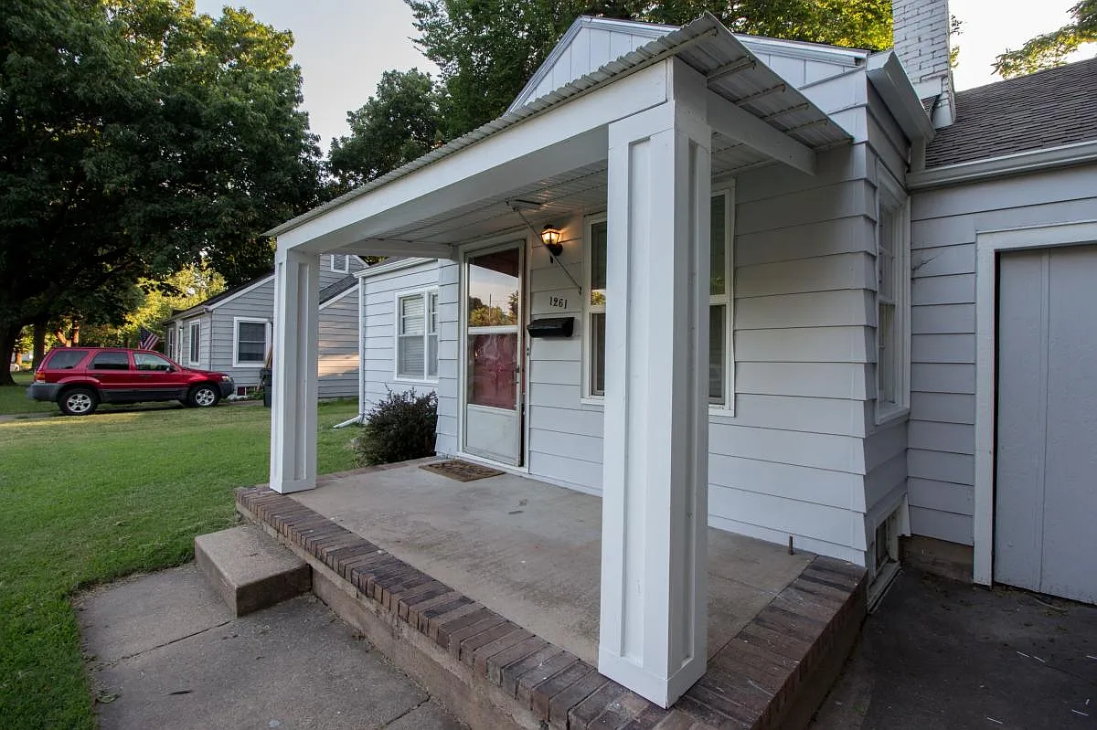 1261 S Minneapolis Avenue — Photo 3