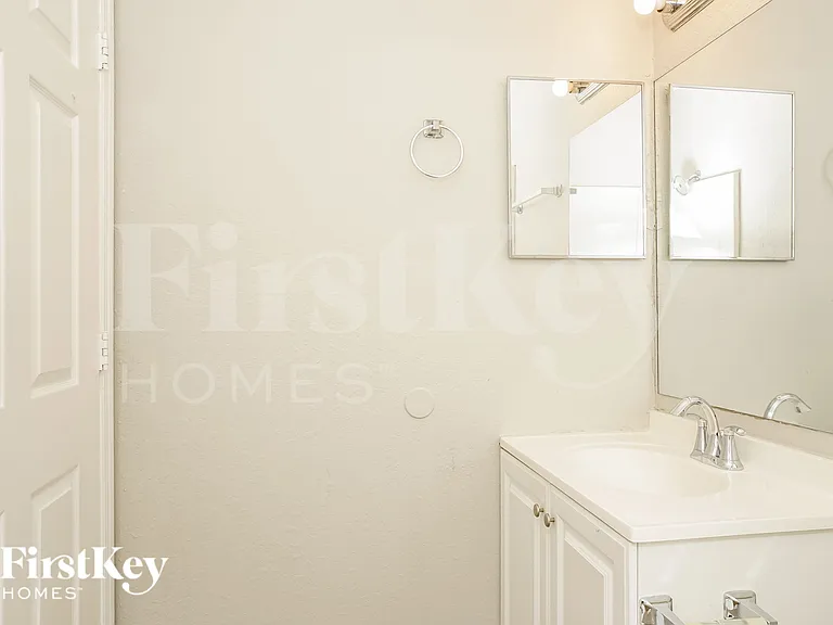 3958 N Chamberlain Blvd — Photo 17