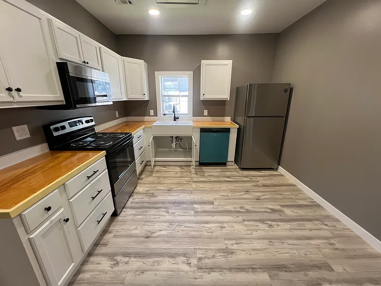 2410 Marshall St — Photo 2