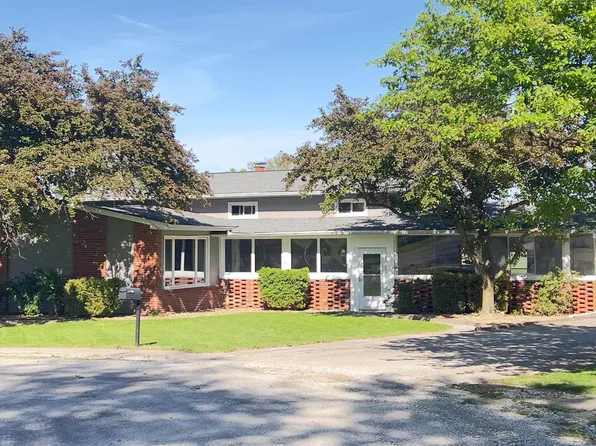 4 Edgewood Dr, Auburn, IL 62615