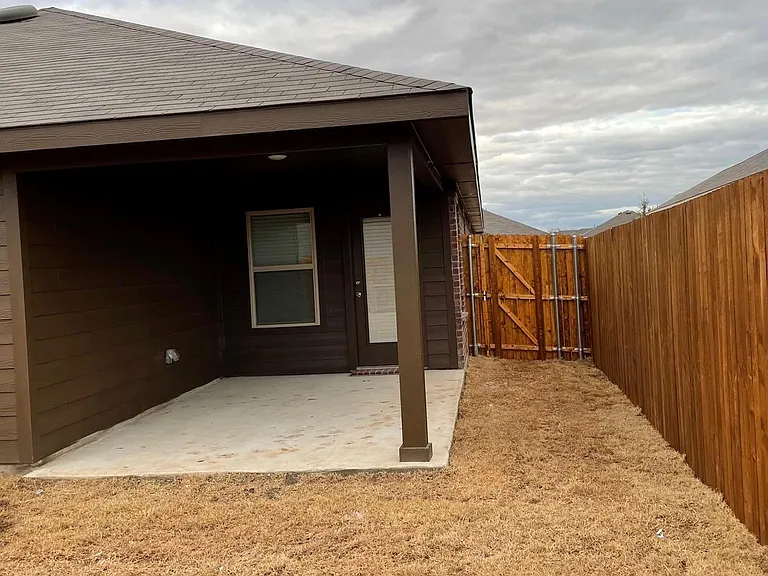 909 Basswood Ln — Photo 14