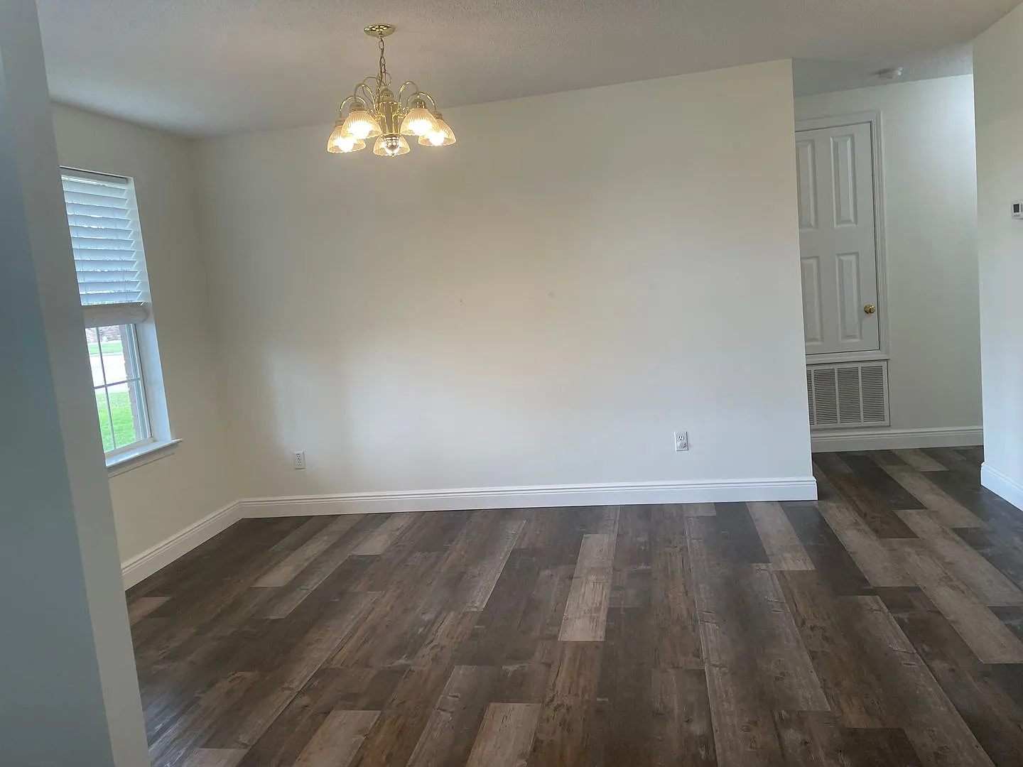 3/2 with spacious backyard! — Photo 4