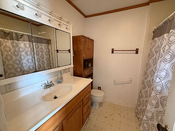 5th image of 904 W 5th St